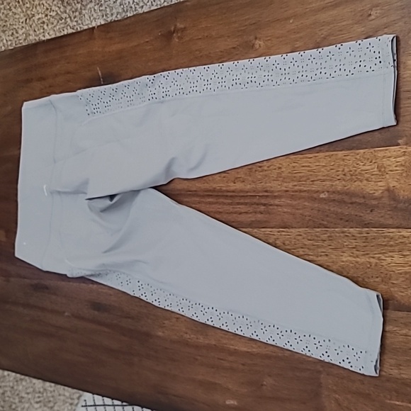 Aerie high rise laser cut floral 7/8 leggings women’s sz large.  Like New - Picture 6 of 7